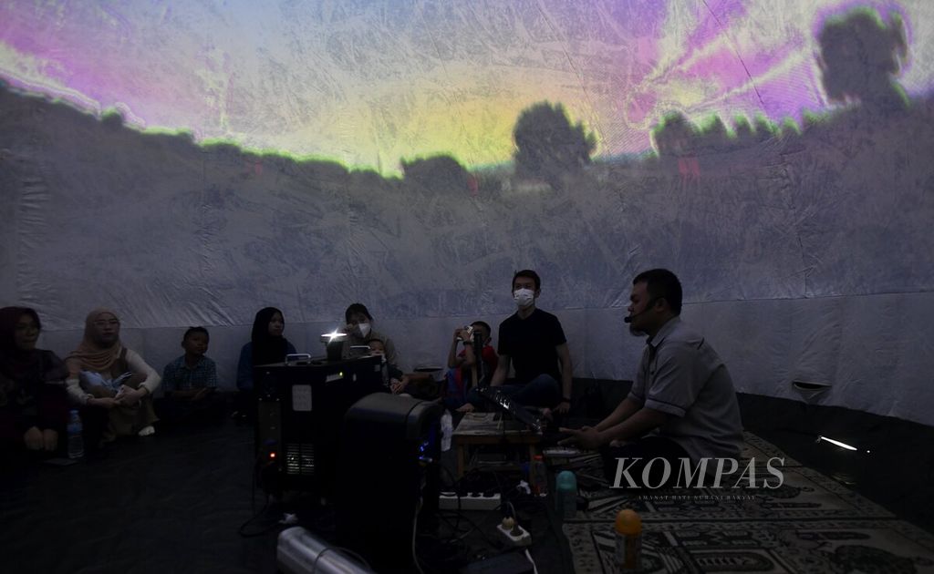 Pengunjung menikmati tayangan penjelasan terkait tata surya dan astronomi di Planetarium Mini dalam acara Pekan Astronomi Jakarta di lobi Teater Kecil, Taman Ismail Marzuki, Jakarta, Selasa (8/8/2023). 