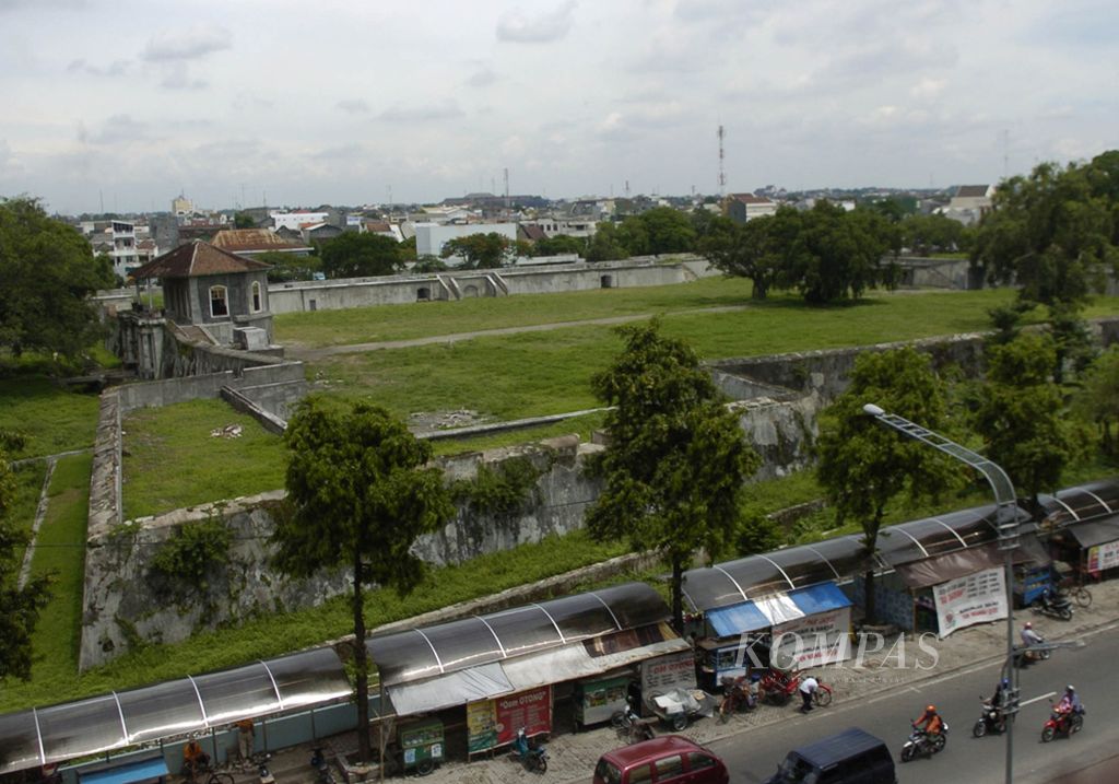 Benteng Vastenburg di Solo, Jawa Tengah, beberapa waktu lalu, dilihat dari ketinggian. Walau merupakan saksi sejarah perkembangan Kota Solo, benteng yang dibuat pada 1745 oleh Baron van Imhoff ini kondisinya memprihatinkan. Selain sudah milik perseorangan, di areal benteng tersebut rencananya akan dibangun hotel oleh pemiliknya.