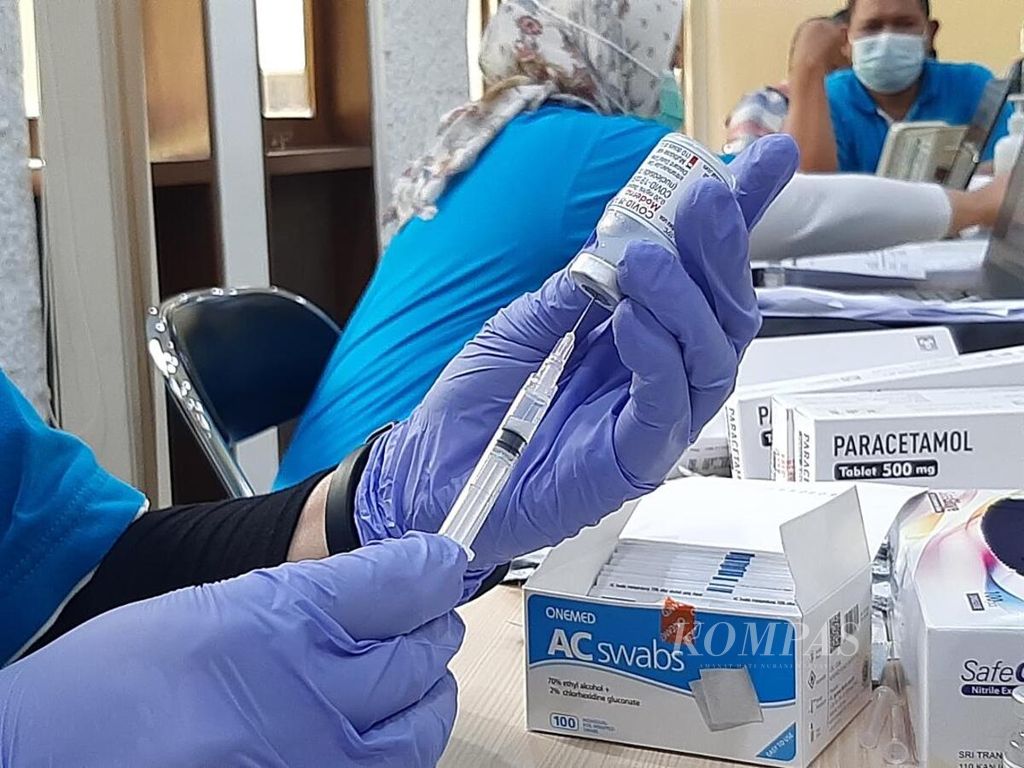 Seorang tenaga medis menyiapkan vaksin Moderna yang akan disuntikkan sebagai vaksin dosis penguat di Kantor Pemerintah Kota Magelang, Jawa Tengah, Rabu (19/1/2022).