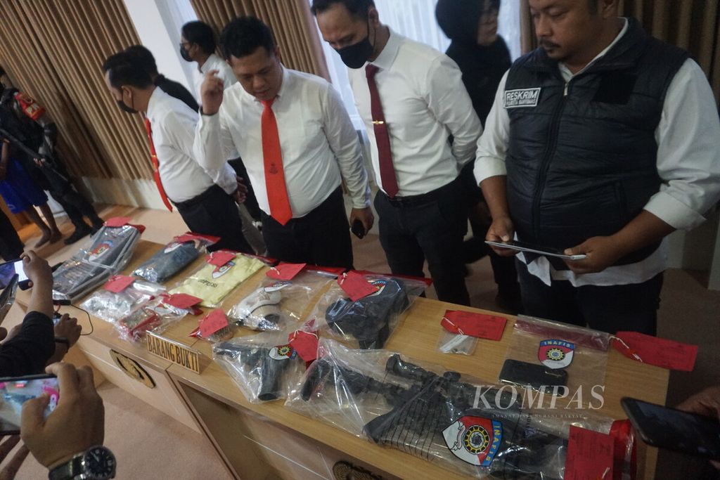Sejumlah senjata api yang merupakan barang bukti penembakan juru parkir Hotel Braga ditunjukkan dalam konferensi pers, Senin (29/4/2024), di Purwokerto, Kabupaten Banyumas, Jawa Tengah.