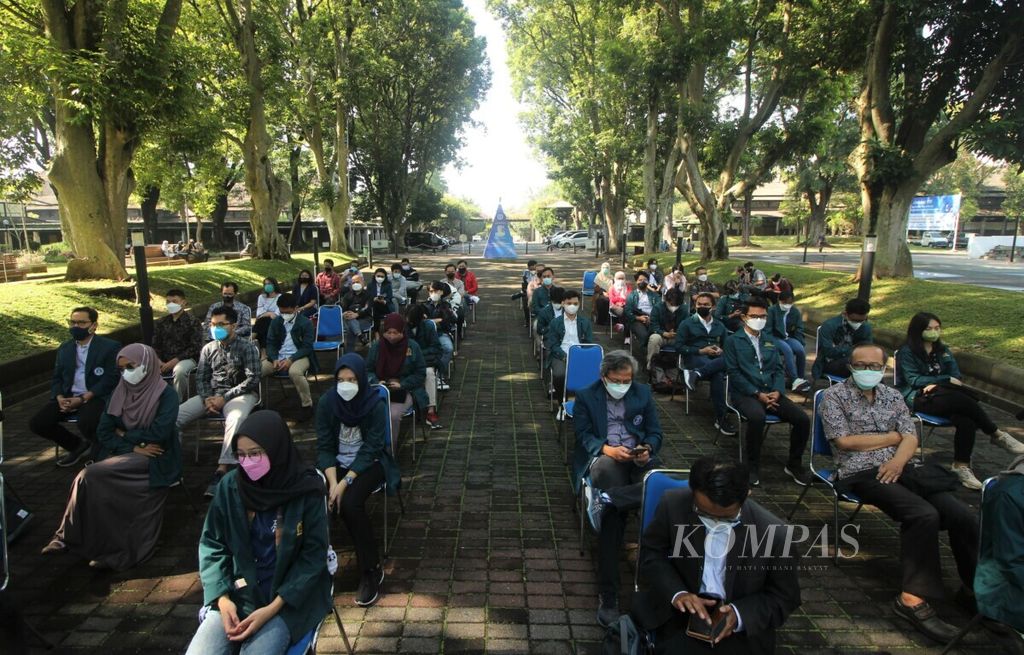 Puluhan mahasiswa Institut Teknologi Bandung (ITB) mengikuti penyambutan sivitas akademik kembali ke kampus, di Kampus Ganesha ITB, Kota Bandung, Jawa Barat, Senin (27/9/2021).