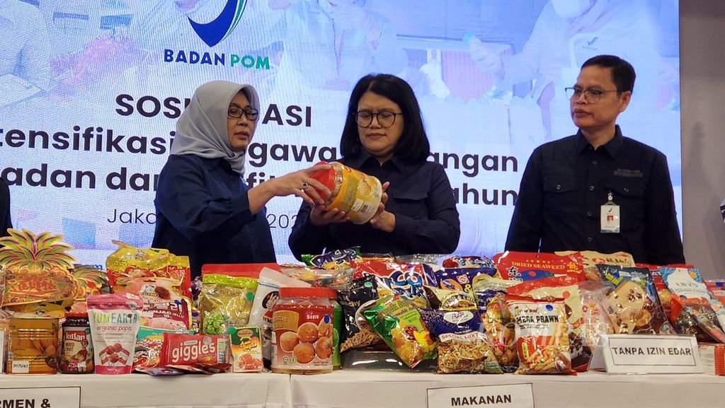 Pelaksana Tugas Kepala Badan Pengawas Obat dan Makanan (BPOM) Lucia Rizka Andalusia (tengah) menunjukkan beberapa makanan yang tidak memenuhi ketentuan dalam Konferensi Pers Hasil Pengawasan Rutin Khusus Pangan Olahan di Jakarta, Senin (1/4/2024). 