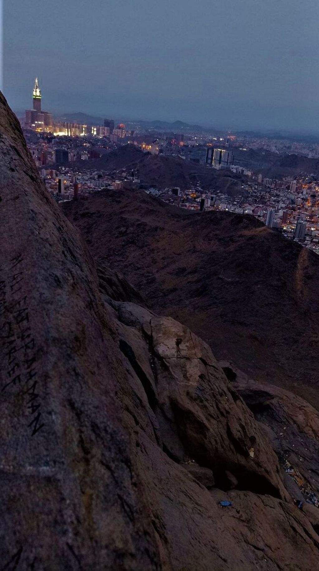 Di kejauhan, tampak Zamzam Tower yang berdiri di dekat Masjidil Haram di Kota Mekkah. Demikian pemandangan yang terlihat dari Goa Hira di puncak Jabal Nur di Mekkah, Arab Saudi, Senin (1/8/2022) pagi.