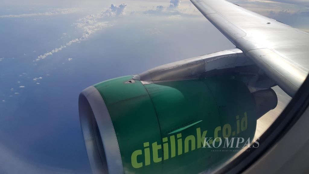 Pesawat Citilink sedang terbang di atas Bukit Barisan di Pulau Sumatera.