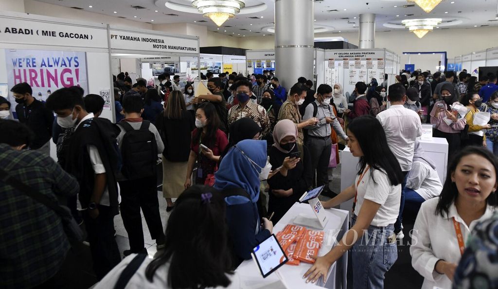 Hundreds of job seekers at the Indonesia Career Expo which took place at the Smesco Building, Jakarta, Friday (27/1/2023). The job fair which lasted for two days was attended by dozens of companies and is free for the public.