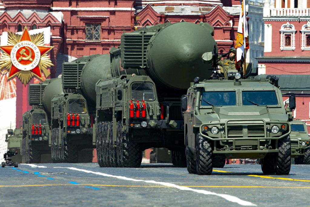 Rudal-rudal balistik Rusia RS-24 Yars dipamerkan di Lapangan Merah dalam parade militer Hari Kemenangan di Moskwa, Rusia, 24 Juni 2020.