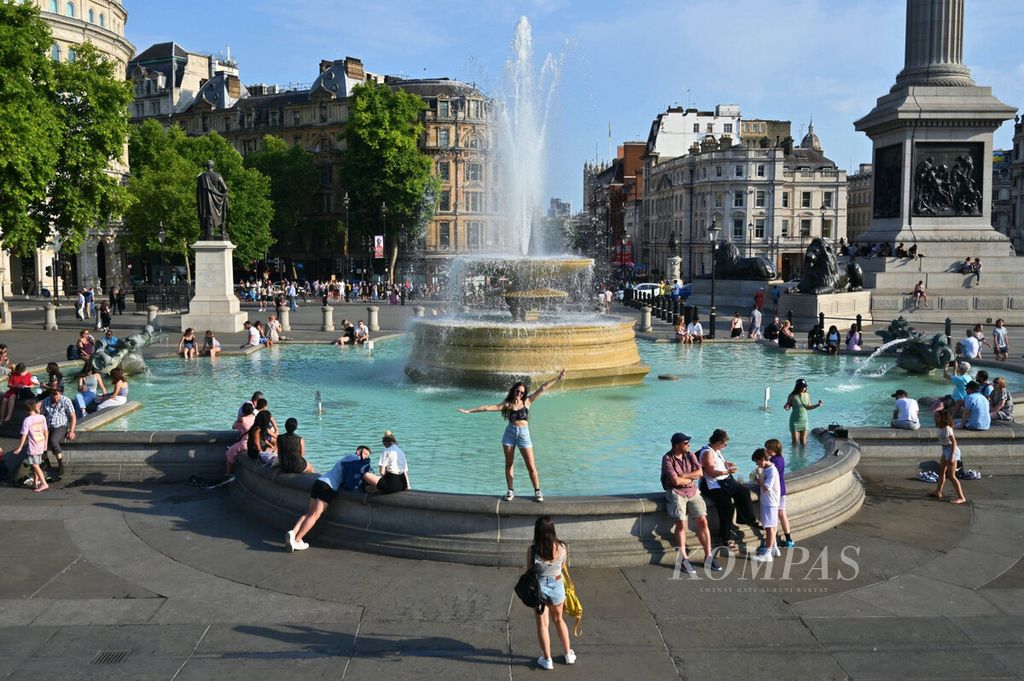 UNTUK TAMBAHAN DISPLAY KOMING LONDON 40 DERAJAT CELSIUS Suasana saat gelombang panas (heat wave) di Trafalgar Square, London, Senin (18/7/22). Kompas/Denty Piawai Nastitie