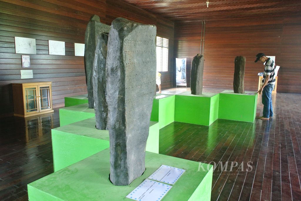 Museum Kutai Muara Kaman menampilkan duplikat batu prasasti yang ditemukan di Muara Kaman, Kalimantan Timur, beberapa waktu lalu. Prasasti tersebut menjelaskan keberadaan Kerajaan Kutai Hindu yang bernama Martapura atau Martadipura.