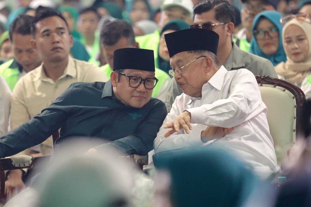 Vice presidential candidate number 1, Muhaimin Iskandar, conversed with the 10th and 12th Vice President of Indonesia, Jusuf Kalla, during a consolidation event with Anies-Muhaimin (AMIN) supporters and volunteers throughout East Java at the DBL Arena in Surabaya on Wednesday (10/1/2024).