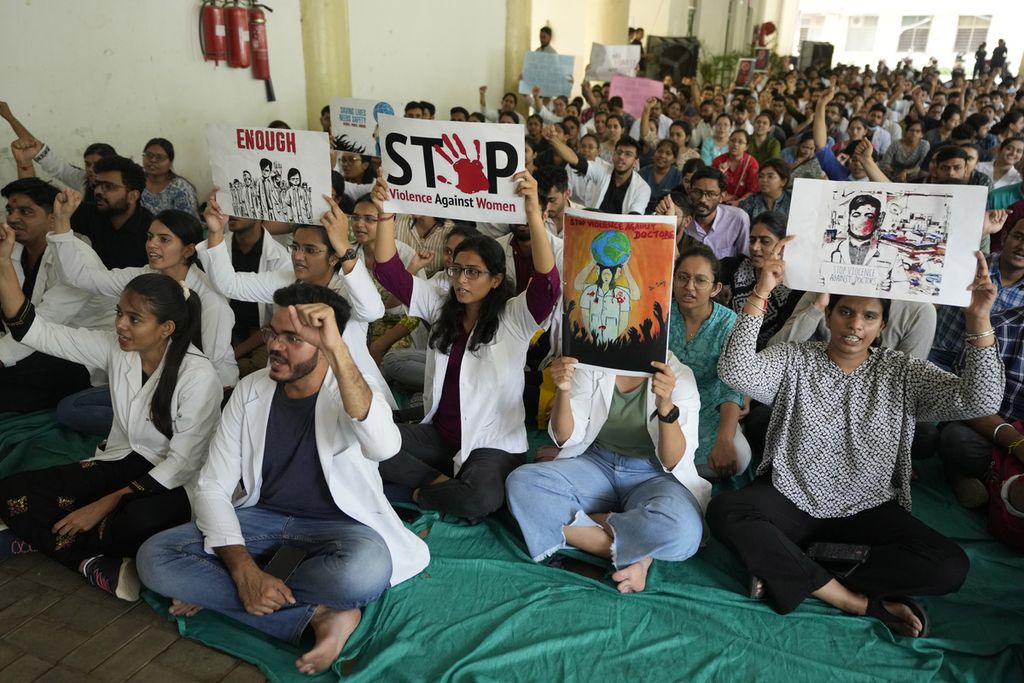 Mahasiswa fakultas kedokteran berunjuk rasa pada Sabtu (17/8/2024), memprotes pemerkosaan dan pembunuhan terhadap rekan mereka di RSUD Kolkata, India.