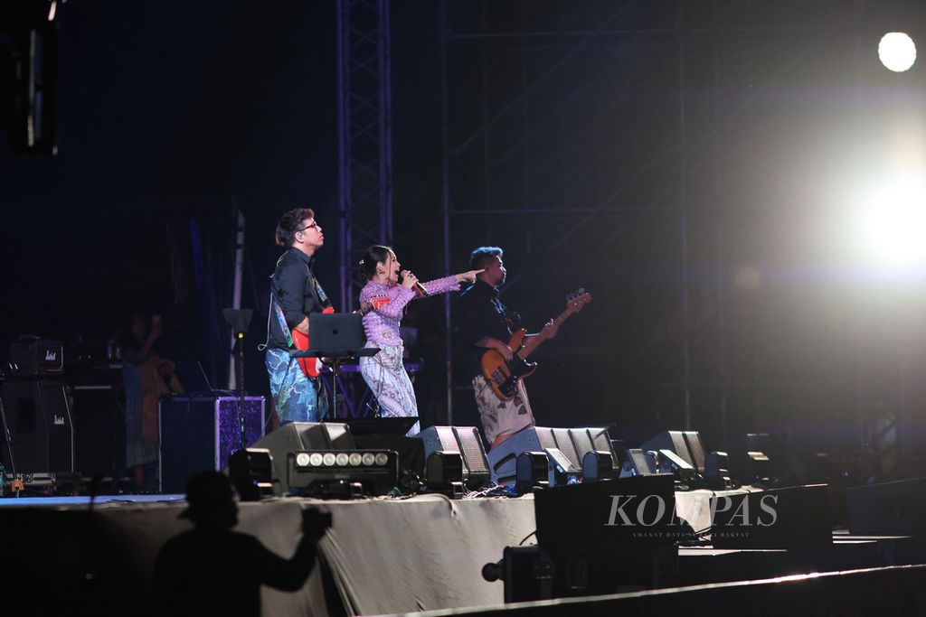 Penyanyi Andien tampil pada hari pertama konser Prambanan Jazz Festival di kompleks Candi Prambanan, Sleman, DIY, Jumat (1/7/2022). Prambanan Jazz Festival kembali digelar secara meriah selama tiga hari dengan menyuguhkan 29 penampil. Ajang tersebut dihadiri ribuan penonton dari sejumlah daerah.