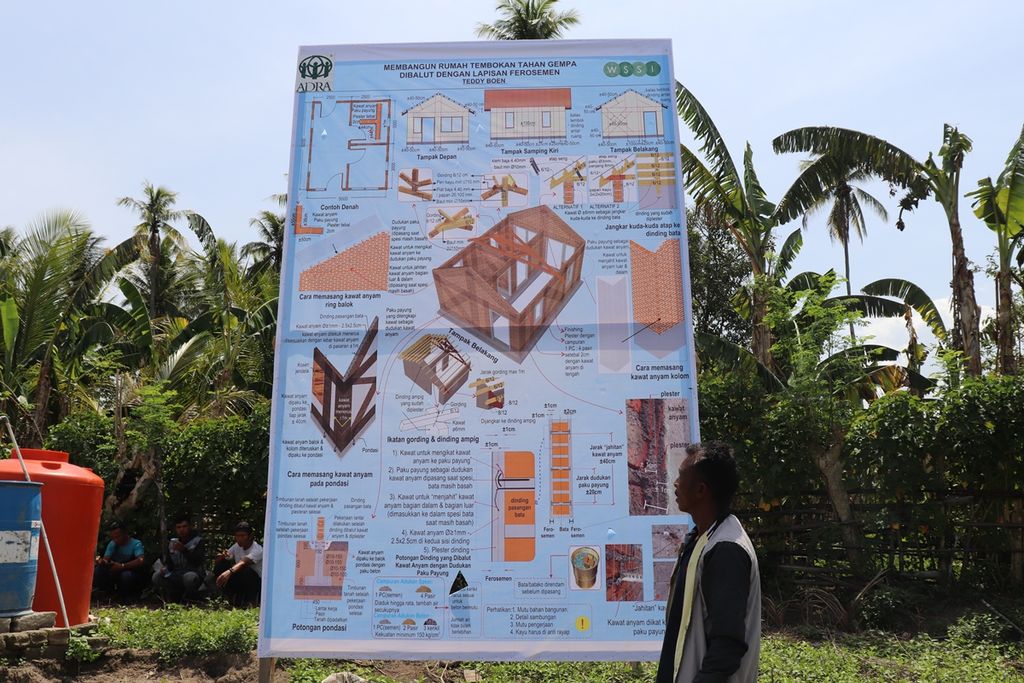 Papan informasi yang menjelaskan rekayasa teknik membangun rumah tahan gempa dengan lapisan ferosemen di Desa Rogo, Kecamatan Dolo Selatan, Kabupaten Sigi, Sulteng, awal Desember 2019. 