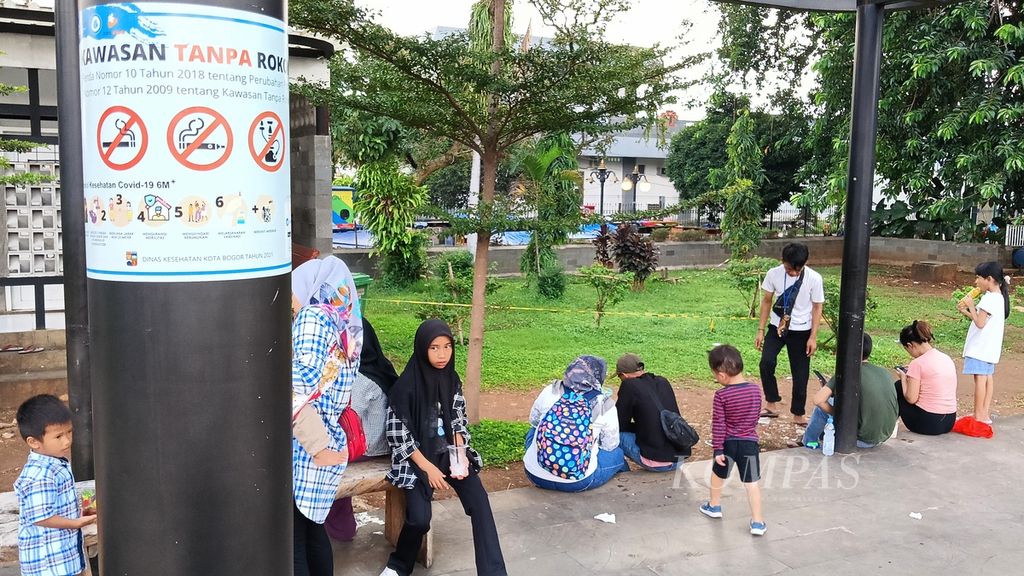 Stiker kawasan tanpa rokok (KTR) yang tertempel di salah satu tiang tak jauh dari warga berkumpul di Alun-alun Kota Bogor, Jawa Barat, Jumat (30/6/2023).