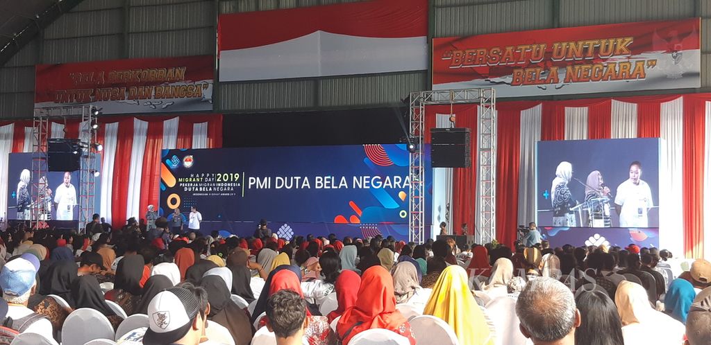Menteri Ketenagakerjaan Ida Fauziyah tengah melontarkan pertanyaan kepada calon Pekerja Migran Indonesia pada acara Hari Migran Internasional (Migrant Day) di GOR Vira Yudha Markas Divisi Infanteri (Divif) 2/Kostrad Malang, Jawa Timur, Rabu (18/12/2019) sore.