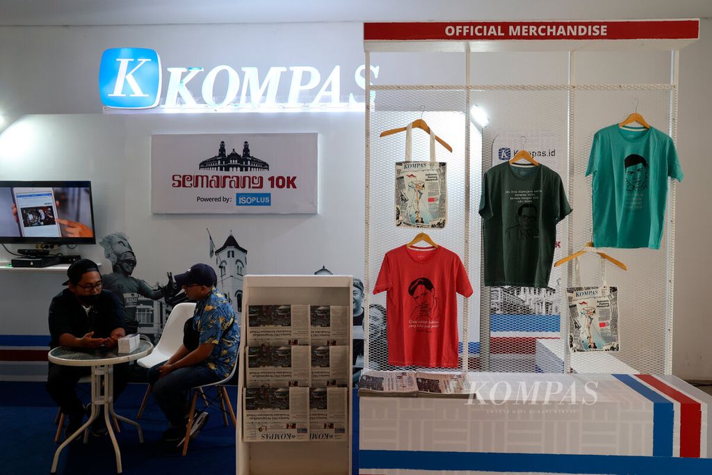 Stan pameran harian <i>Kompas</i> yang hadir pada Semarang 10K Powered by Isoplus di kawasan Kota Lama, Kota Semarang, Jawa Tengah, Jumat (16/12/2022). 