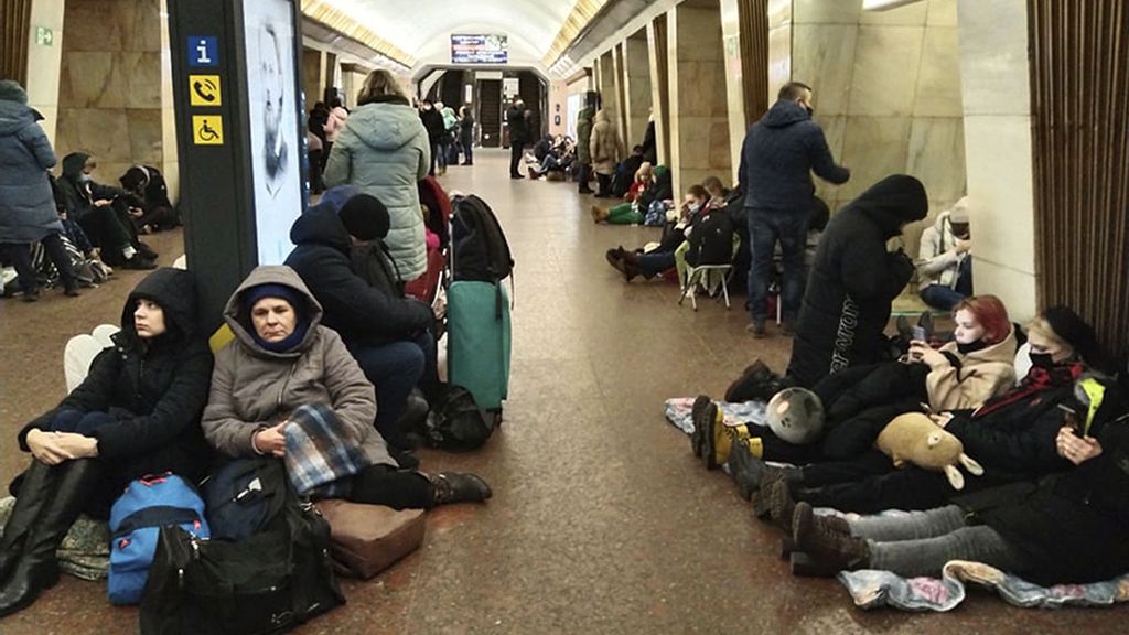 Warga Ukraina berlindung di stasiun kereta bawah tanah Kiev, Ukraina, pascaserangan Rusia ke sejumlah wilayah di Ukraina, Kamis (24/2/2022). Stasiun kereta bawah tanah difungsikan sebagai tempat perlindungan bersama bungker-bungker khusus yang dibangun untuk melindungi warga dari serangan pihak luar di Ukraina. 