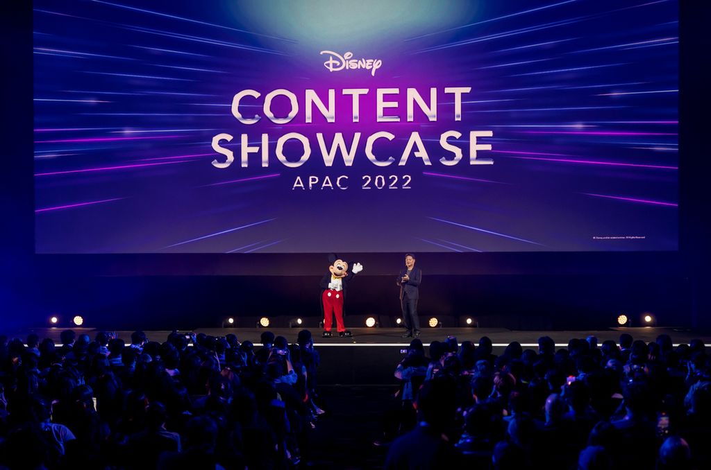 Presiden Asia Pasifik The Walt Disney Company, Luke Kang, saat berpidato membuka acara Disney Content Showcase APAC 2022, 30 November-1 Desember 2022 di Singapura. Kang tampil di atas panggung bersama karakter legendaris Disney, Mickey Mouse.