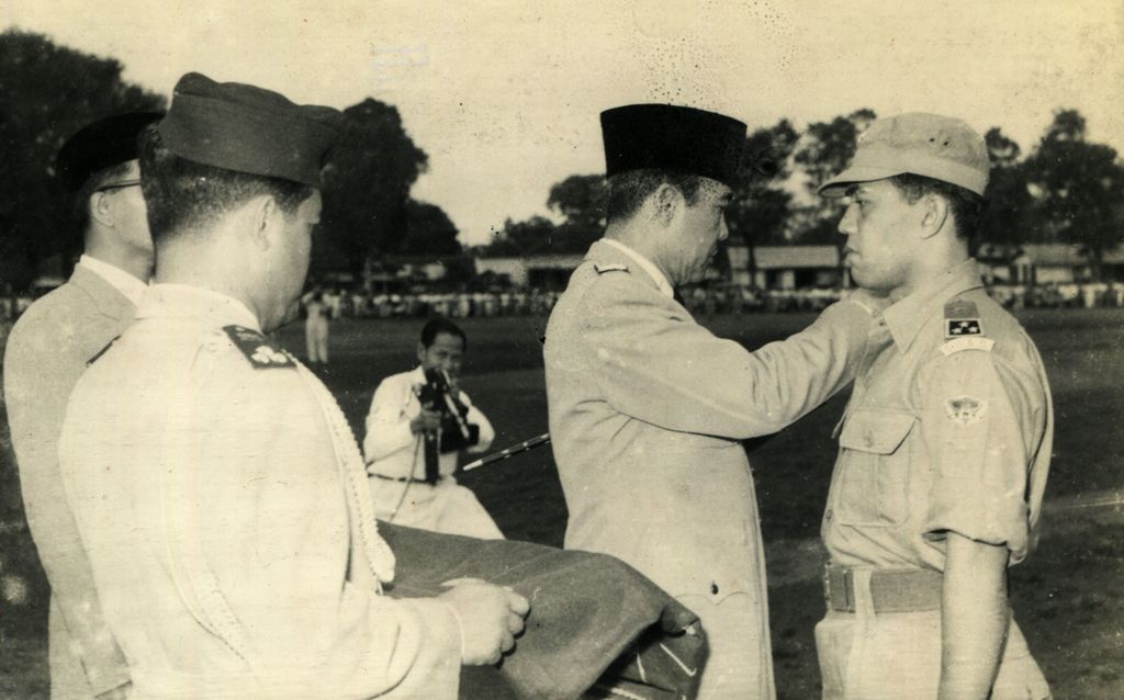 Upacara pelantikan KSAD Jendral Mayor AH Nasution oleh Presiden Sukarno di Lapangan Banteng, Jakarta pada tanggal 7 November 1955.