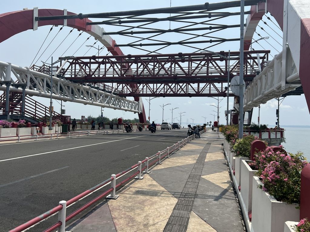 Jembatan Suroboyo, sejak Jumat (20/4/2023), mulai banyak dikunjungi warga yang tidak sekadar melintas, tetapi juga untuk berfoto sambil melepas lelah.
