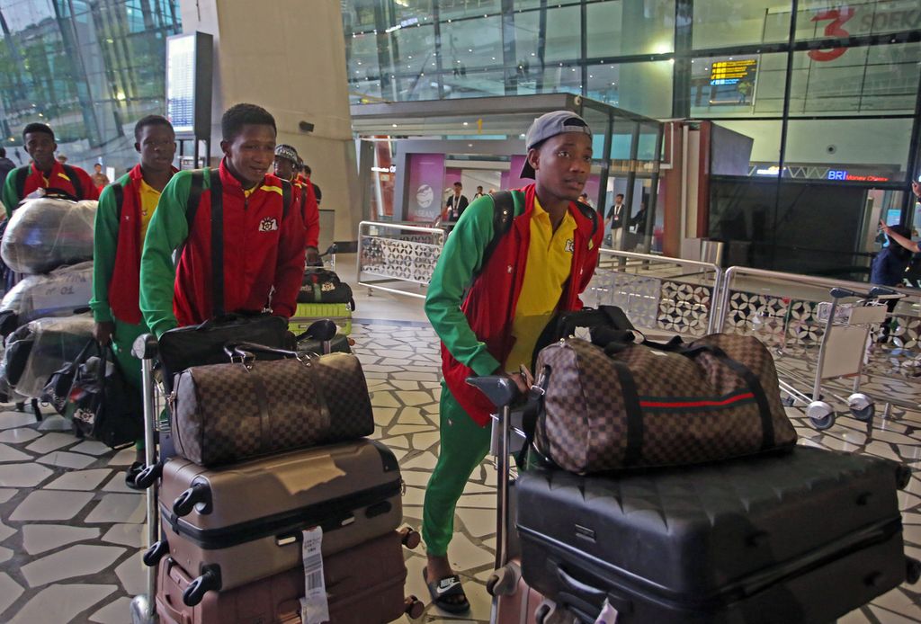 Pesepak bola timnas Burkina Faso U-17 menunggu bus yang akan membawanya ke penginapan setibanya di Bandara Soekarno-Hatta, Tangerang, Banten, Rabu (1/11/2023). 