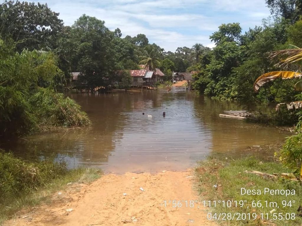 Banjir di Desa Penopa, Kabupaten Lamandau, Kalteng, Minggu (28/4/2019).