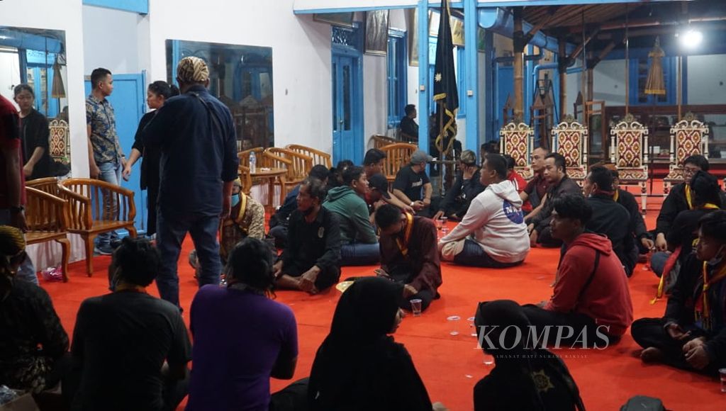 Para abdi dalem dan masyarakat setempat berkumpul setelah terjadinya gesekan antardua kubu keraton, Jumat (23/12/2022) malam, di area Sasonoputro, Keraton Surakarta, Kota Surakarta, Jawa Tengah.