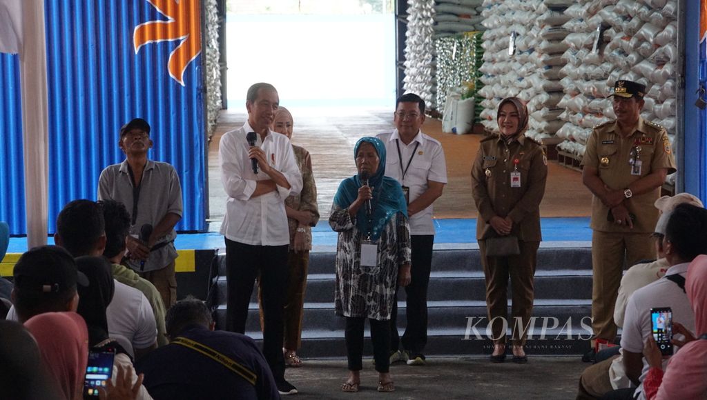 Presiden Joko Widodo (kiri) menanyai seorang warga di sela-sela penyerahan bantuan pangan di Gudang Bulog Meger, Kabupaten Klaten, Jawa Tengah, Rabu (31/1/2024).