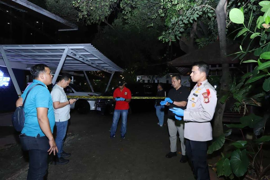Penyidik gabungan memeriksa dugaan bunuh diri Brigadir Ridhal Ali Tomi di Mampang Prapatan, Jakarta Selatan, Jumat (26/4/2024).
