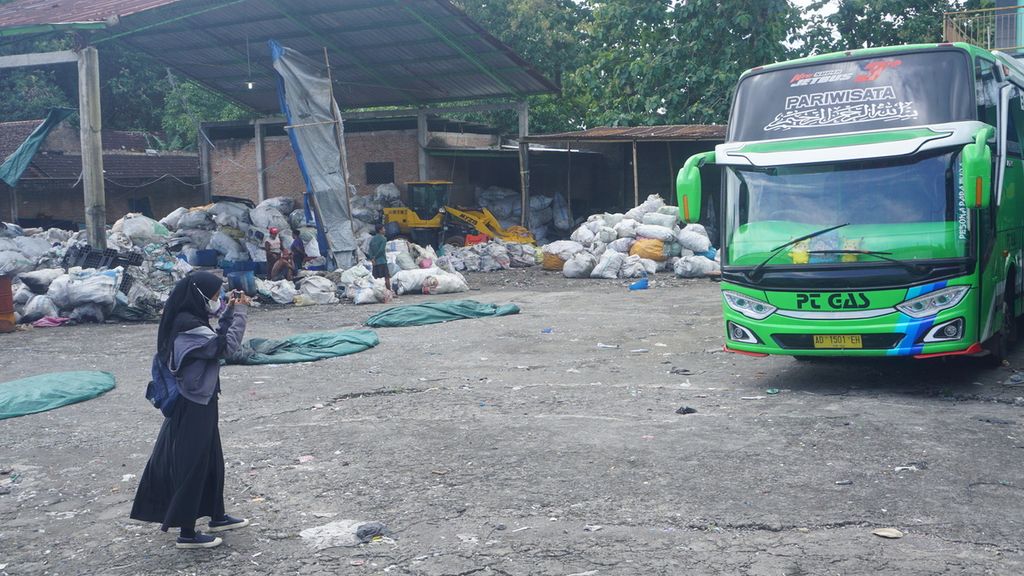Bus milik PO Gandhos Abadi yang terparkir di garasi pribadi perusahaan tersebut di Kecamatan Nogosari, Kabupaten Boyolali, Jawa Tengah, Selasa (8/2/2022). 