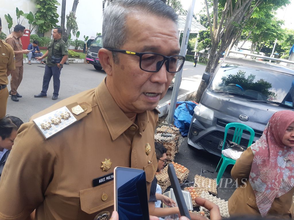 Penjabat Wali Kota Cirebon Agus Mulyadi saat diwawancarai di Cirebon, Jawa Barat, Senin (25/3/2024).
