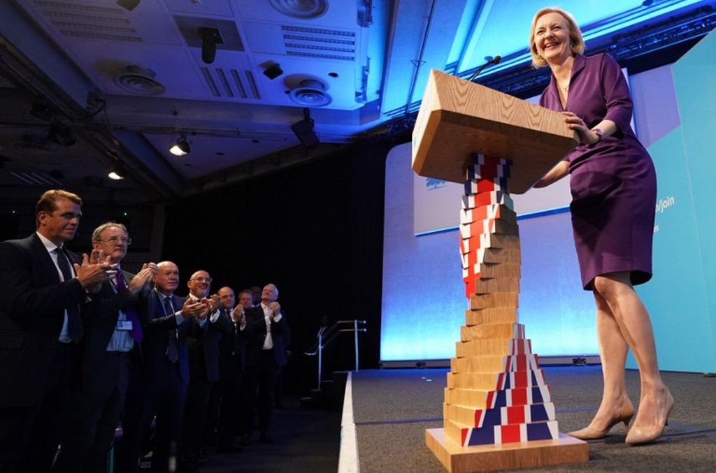 Perdana menteri terpilih Inggris, Liz Truss, memberi pidato setelah memenangi pemilihan Ketua Partai Konservatif di London, Senin (5/9/2022).   