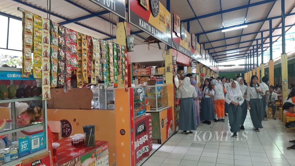 Suasana kantin sekolah SMAN 78 Jakarta, beberapa waktu lalu. 