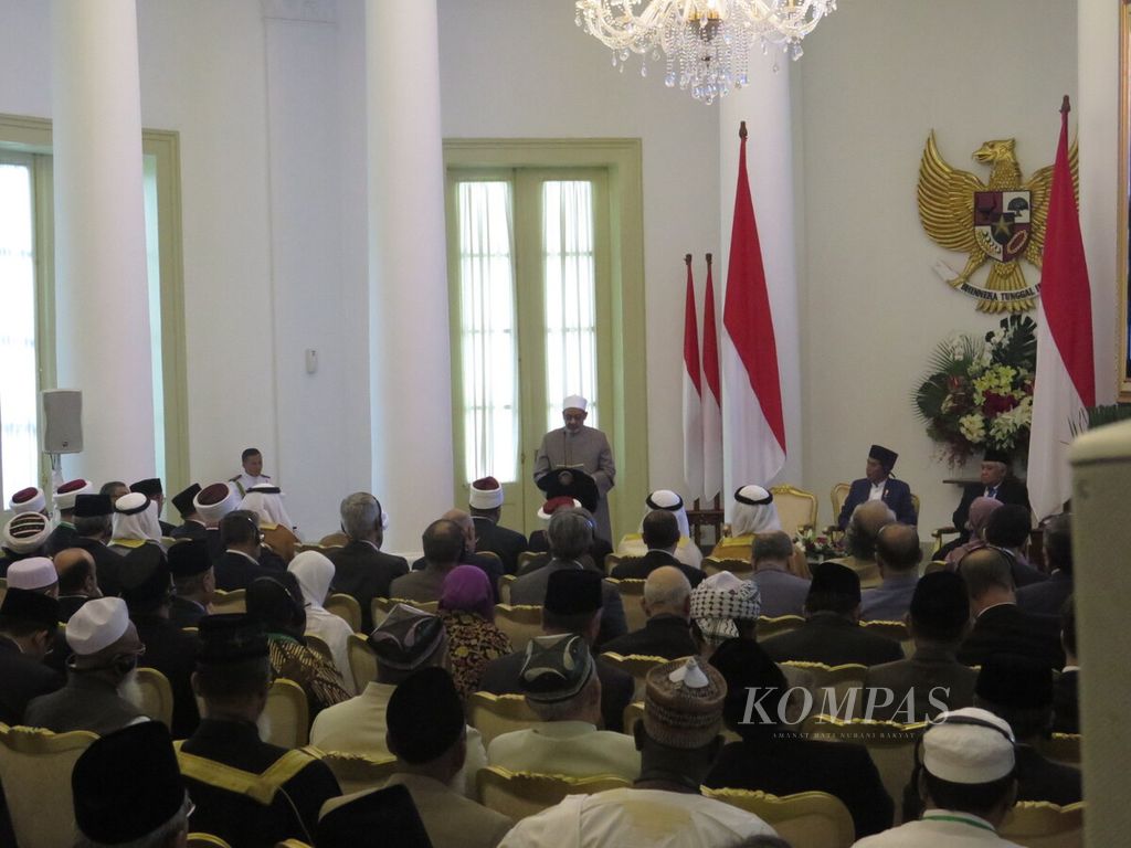 Imam Besar Al-Azhar Prof Dr Ahmad Muhammad Ath-Thayeb saat berpidato pada acara pembukaan konferensi <i>wasathiyah</i> Islam bertajuk ”High Level Consultation of World Muslim Scholars on Wasatiyyat Islam” di Bogor, Jawa Barat, Selasa (1/5/2018).