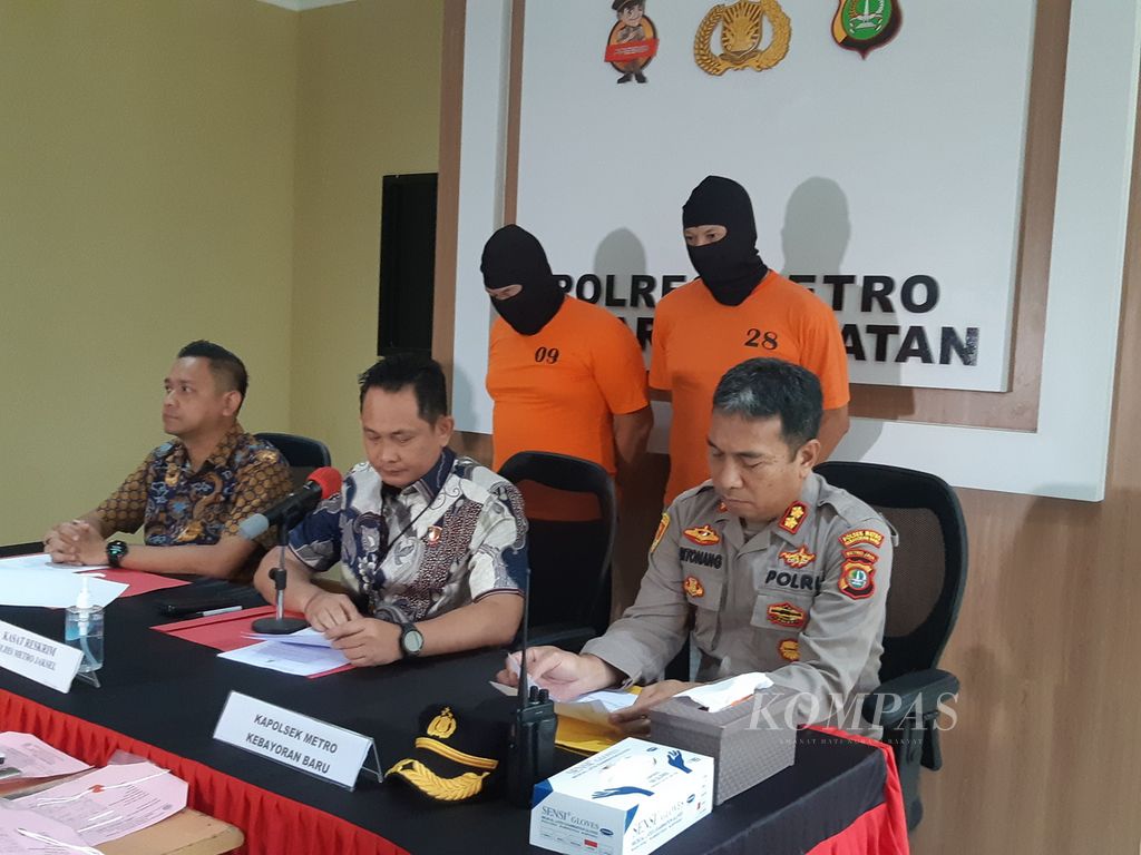 Polres Jakarta Selatan menangkap dua tersangka pembunuh pekerja seks komersial anak, Jumat (26/4/2024). Atas perbuatannya, keduanya terancam pidana 20 tahun penjara.