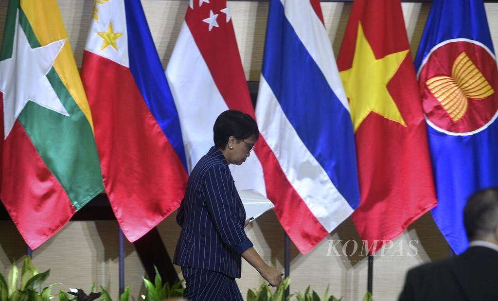 Menteri Luar Negeri Retno LP Marsudi meninggalkan ruangan setelah memberikan keterangan pers terkait berlangsungnya Pertemuan Dewan Koordinasi ASEAN (ACC) dalam sebuah pertemuan di Sekretariat ASEAN, Jakarta, Jumat 3 Februari 2023. 