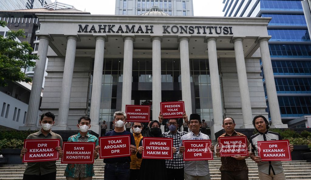 Aktivis Indonesia Corruption Watch (ICW) dan beberapa perwakilan elemen masyarakat yang tergabung dalam Masyarakat Madani menggelar aksi seruan penyelamatan Mahkamah Konstitusi di halaman Gedung Mahkamah Konstitusi, Jakarta, Selasa (4/10/2022). 