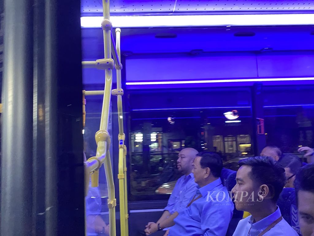 Pasangan calon presiden dan wakil presiden dari Koalisi Indonesia Maju Prabowo Subianto-Gibran Rakabuming Raka berangkat menuju ke kantor KPU di Jakarta, Selasa (14/11/2023) malam. Pasangan calon dan rombongan koalisi berangkat menggunakan bus listrik.