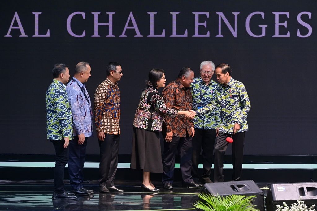 Presiden Joko Widodo pada acara Investor Daily Summit 2023 yang digelar di Hutan Kota by Plataran, Senayan, Jakarta, Selasa (24/10/2023).