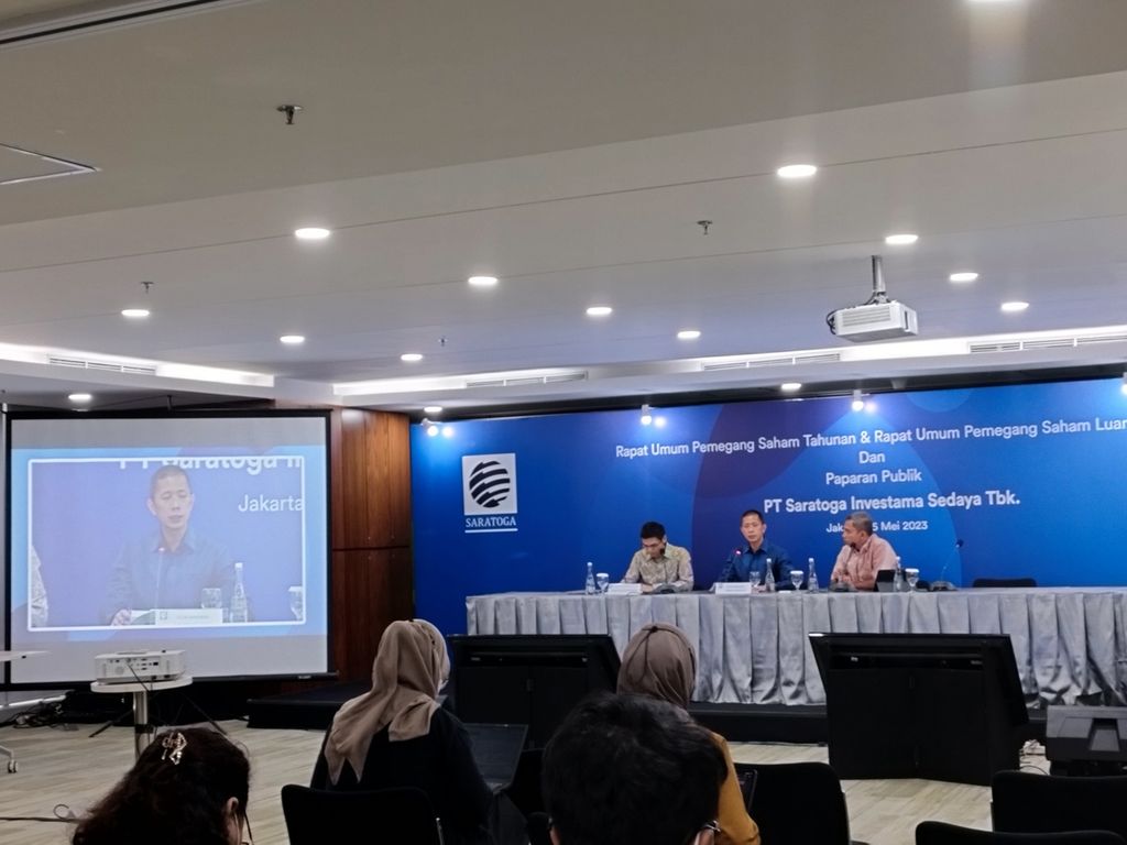 Pemaparan kinerja PT Saratoga Investama Sedaya Tbk dalam acara Rapat Umum Pemegang Saham Tahunan (RUPST) dan Rapat Umum Pemegang Saham Luar Biasa (RUPSLB), di Jakarta, Senin (15/5/2023).