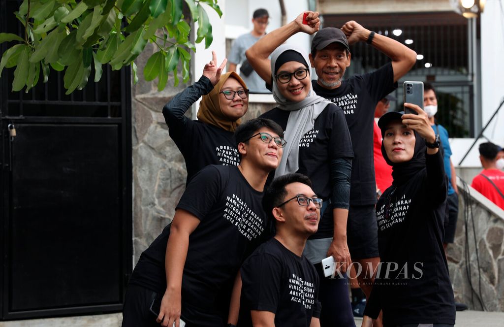 Kebersamaan komunitas lari yang hadir untuk menyambut Semarang 10K di Kota Lama, Kota Semarang, Jawa Tengah, Sabtu (3/12/2022). 