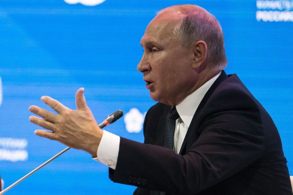 Presiden Rusia Vladimir Putin memberi isyarat saat menjawab pertanyaan di Forum Internasional Pekan Energi Rusia di Moskwa, Rusia, Rabu, 3 Oktober 2018. 