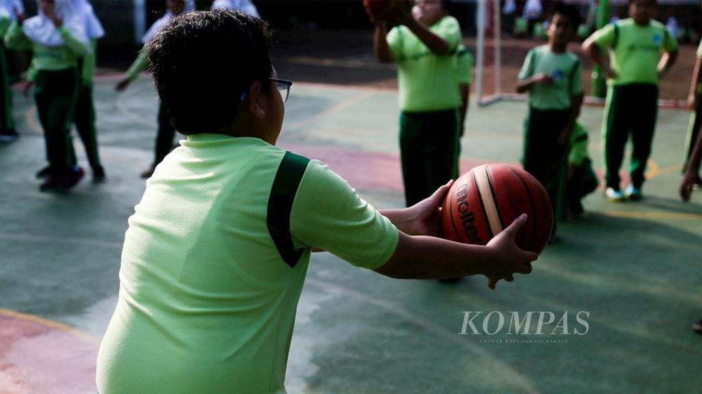 Siswa sebuah sekolah dasar di Tangerang Selatan, Banten, mengikuti mata pelajaran pendidikan jasmani olahraga dan kesehatan di lapangan sekolah, Kamis (24/1/2019). Olahraga merupakan salah satu kegiatan luar ruang di sekolah yang bisa mengontrol obesitas pada anak.