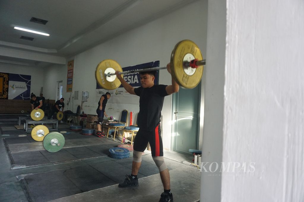 Atlet angkat besi Indonesia, Muhammad Ibnul, berlatih di pemusatan latihan angkat besi, Mess Kwini, Jakarta, Rabu (29/11/2023), untuk persiapan IWF Grand Prix II, Doha, Qatar, yang digelar 4-14 Desember 2023.