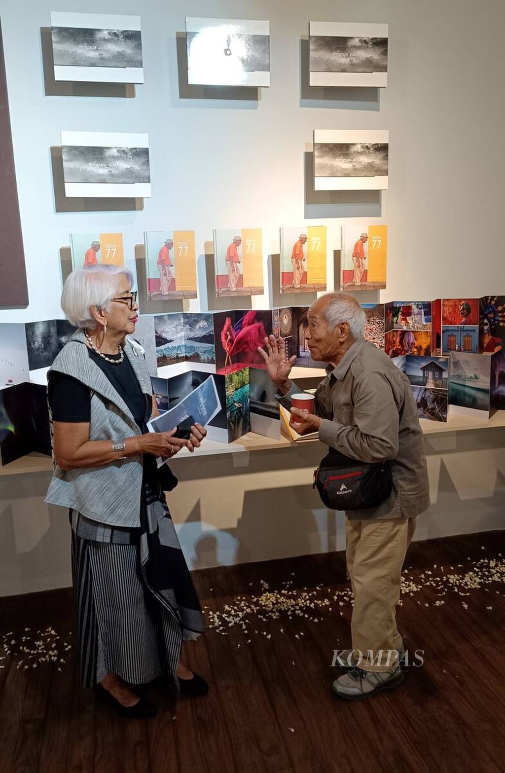  Hermandari Kartowisastro berbincang dengan fotografer senior Don Hasman di sela pameran fotografi tunggal karyanya yang bertajuk ”Matur Nuwun” di D'Gallerie, Jakarta, Kamis (16/11/2023).