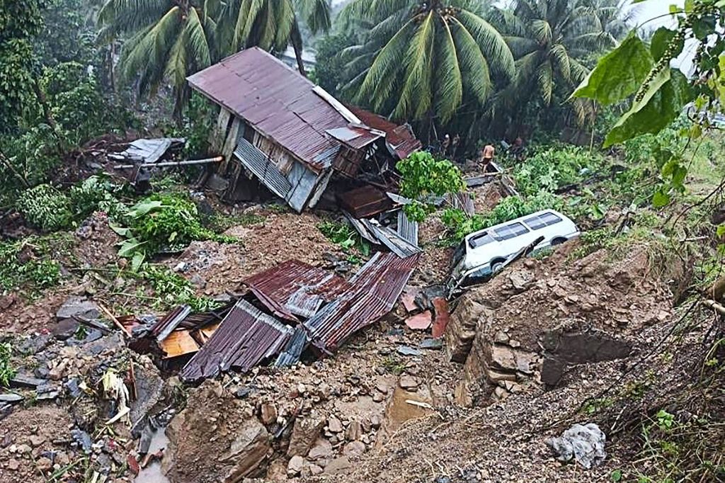 Dalam foto yang dirilis oleh Tim 5, Batalion Pendarat Marinir Filipina pada Jumat (28/10/2022) tampak permukiman warga yang terkena longsor di Parang, Provinsi Maguindanao. 