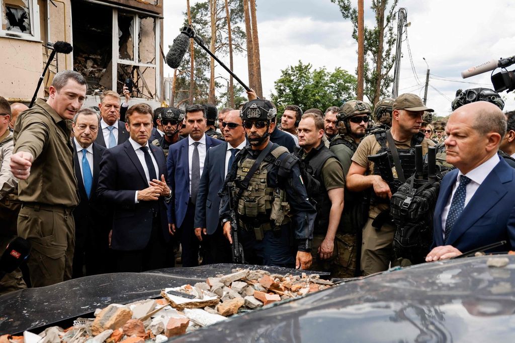 Perdana Menteri Italia Mario Draghi (kedua dari kiri), Presiden Perancis Emmanuel Macron (ketiga dari kiri), dan Kanselir Jerman Olaf Scholz (kanan) pada Kamis (16/6/2022) mengunjungi Irpin, kota kecil di barat laut Kyiv, Ukraina, yang pernah menjadi salah satu lokasi pertempuran sengit pasukan Ukraina-Rusia. 