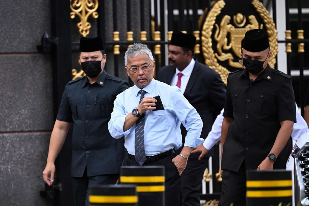 Raja Malaysia Yang Dipertuan Agung XVI Sultan Abdullah Sultan Ahmad Shah (kedua dari kiri) berjalan untuk menemui awak media di luar Istana Nasional di Kuala Lumpur, Malaysia, Senin (21/11/2022). 