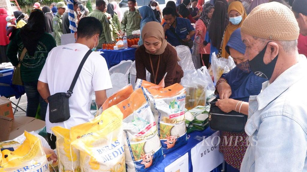 Warga berbelanja bahan pokok yang dijual dalam kegiatan pasar murah untuk pengendalian inflasi pangan pascakenaikan harga bahan bakar minyak di Lapangan Kamboja, Kota Banjarmasin, Kalsel, Kamis (15/9/2022). 