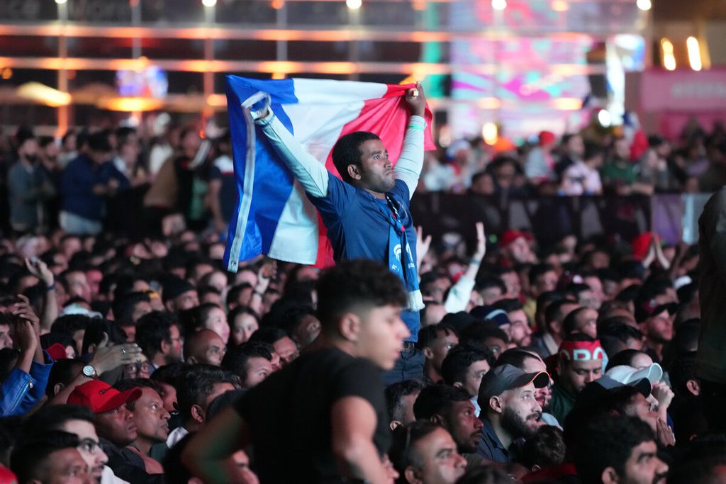 Warga menonton siaran langsung pertandingan semifinal Piala Dunia 2022 antara Perancis melawan Maroko yang diselenggarakan di FIFA Fan Festival di Corniche, Qatar, Rabu (14/12/2022). 