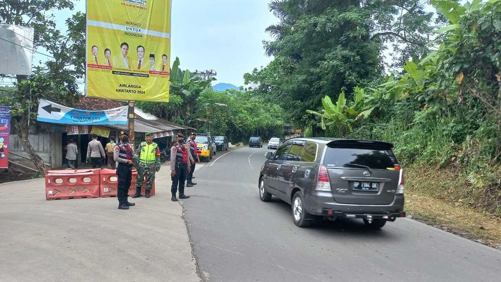 Kondisi arus lalu lintas menuju tempat wisata pantai Mutun, Kabupaten Pesawaran, Lampung, ramai lancar pada Senin (26/12/2022). Petugas dari Polres Pesawaran melakukan penjagaan di sekitar lokasi yang rawan macet. 